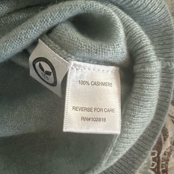 Garnet Hill Cashmere v-neck sweater. - Picture 6 of 6